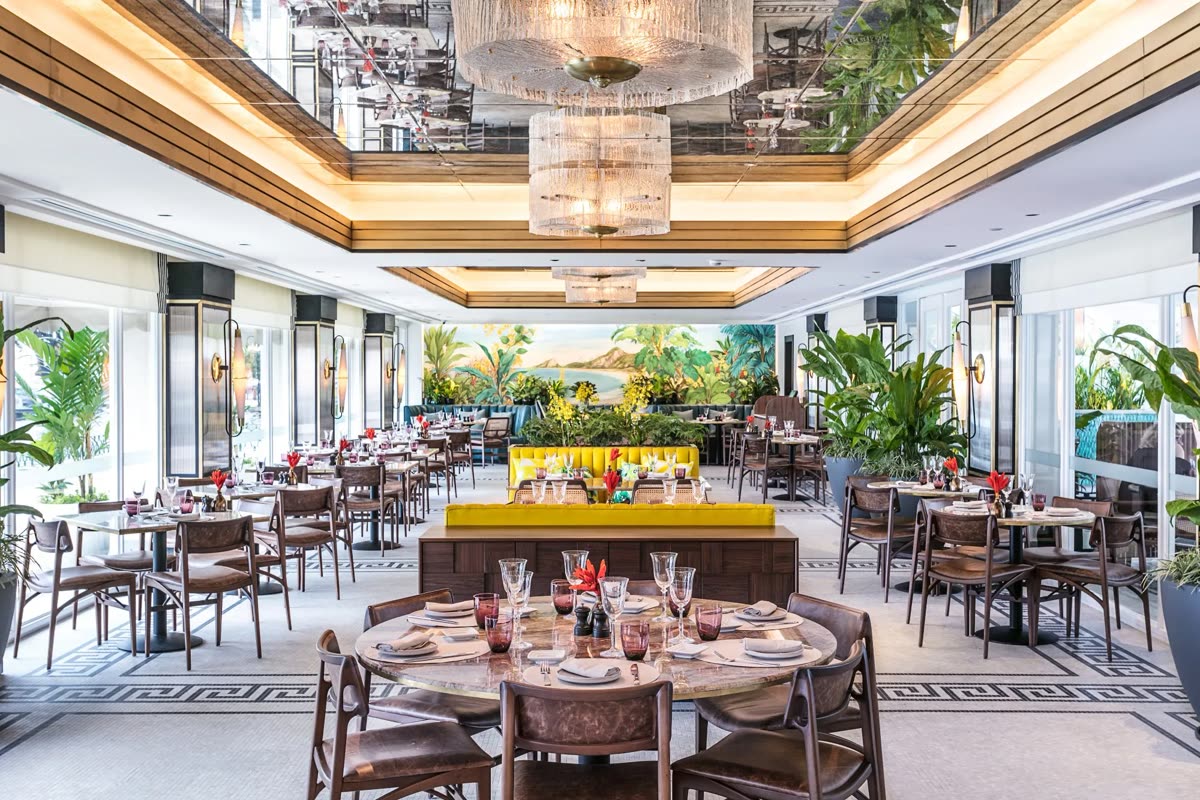 Elegantes Restaurant mit gedeckten Tischen