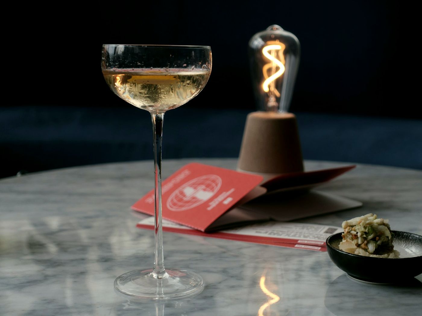 Champagnerschale auf einem Marmortisch in einer Bar