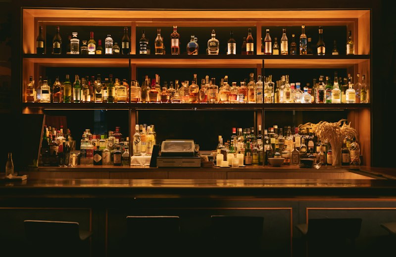 Regale mit Flaschen hinter einer Bar