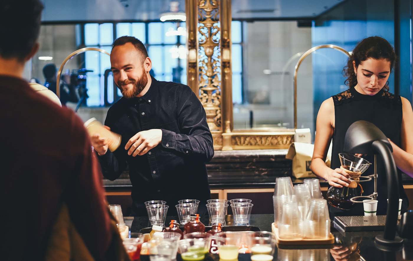 Lachender Barkeeper bei der Arbeit
