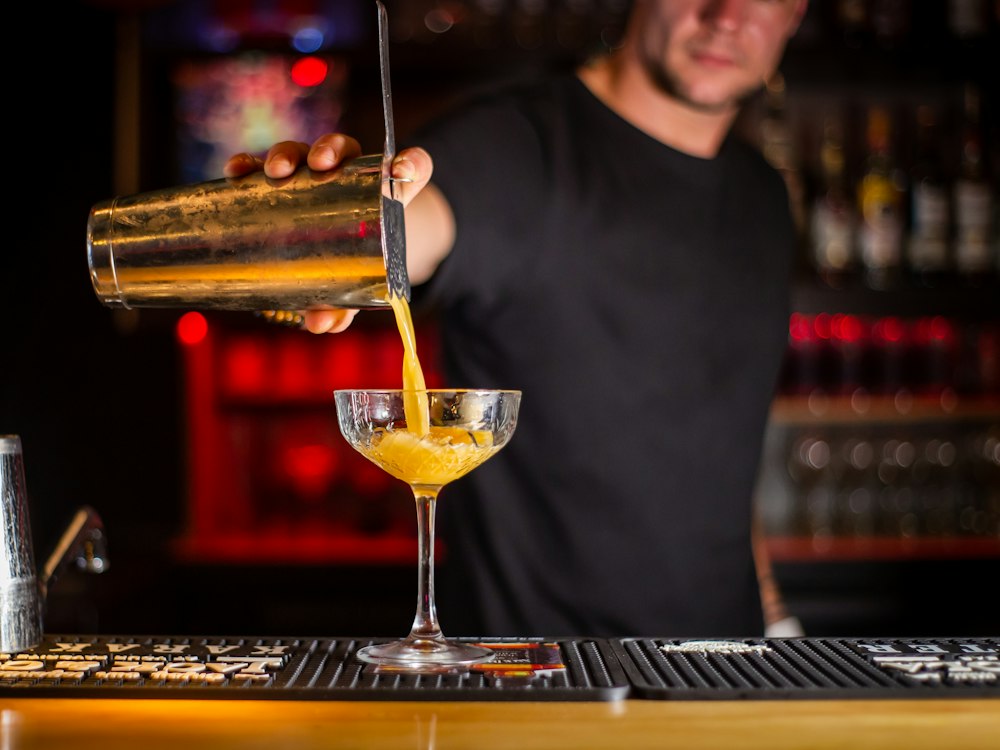 Barkeeper mixt einen Cocktail