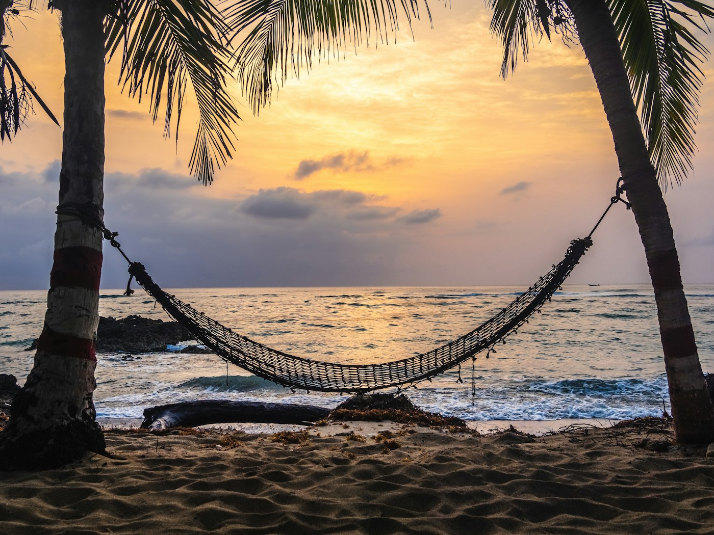 Hängematte am Strand bei Sonnenuntergang